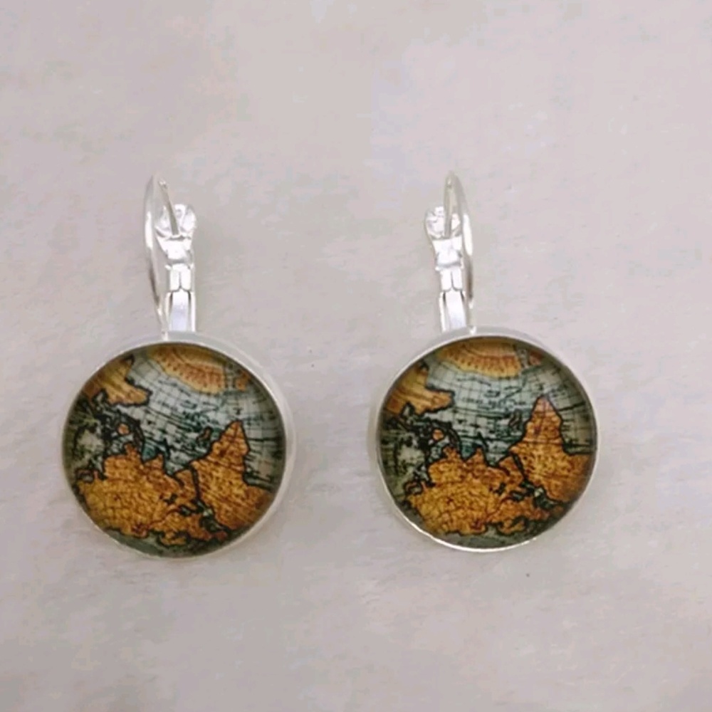 🌍 Vintage Styled Map Earrings